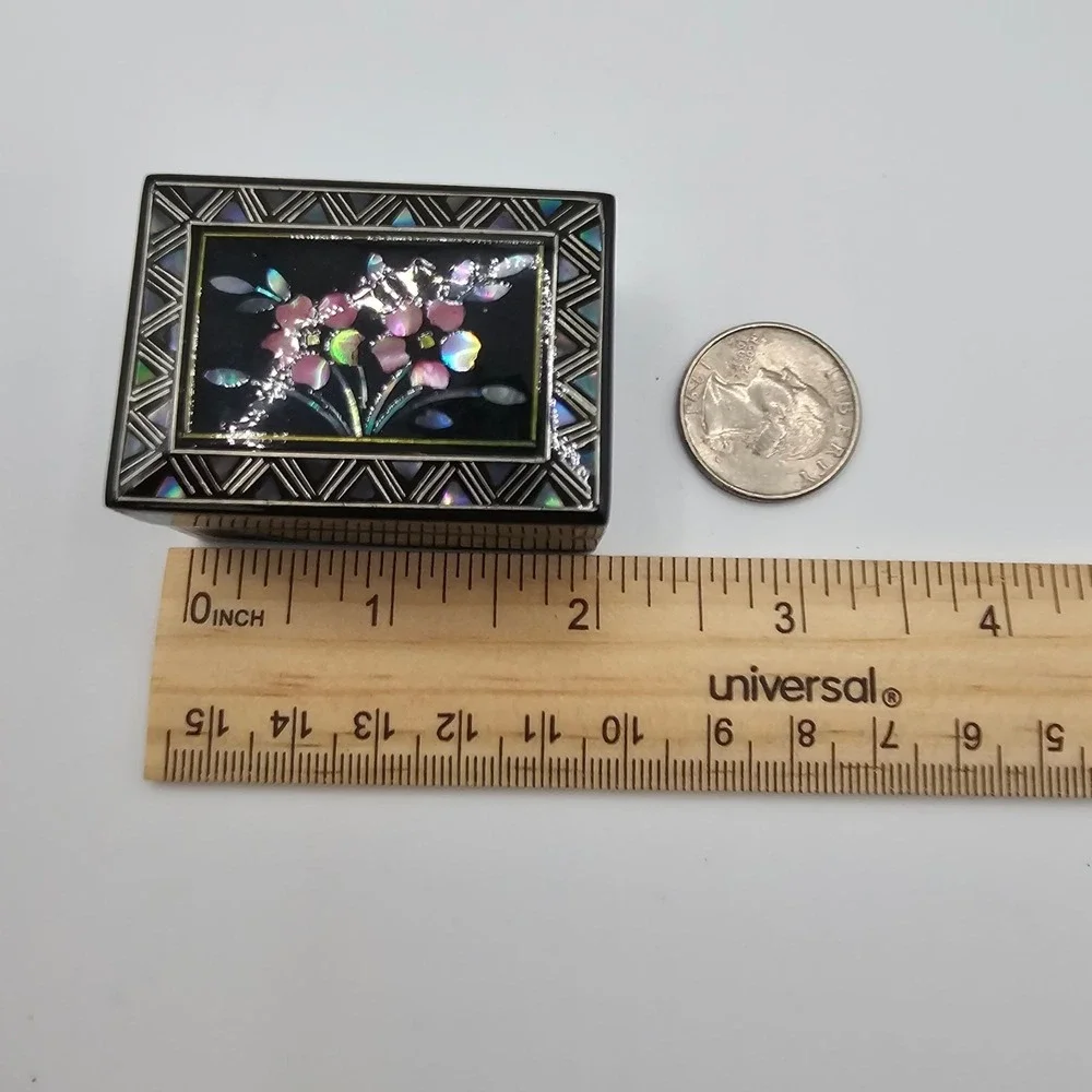 Vtg Style Chinese Lacquerware Trinket Box Black Floral Inlay Mother of Pearl Red